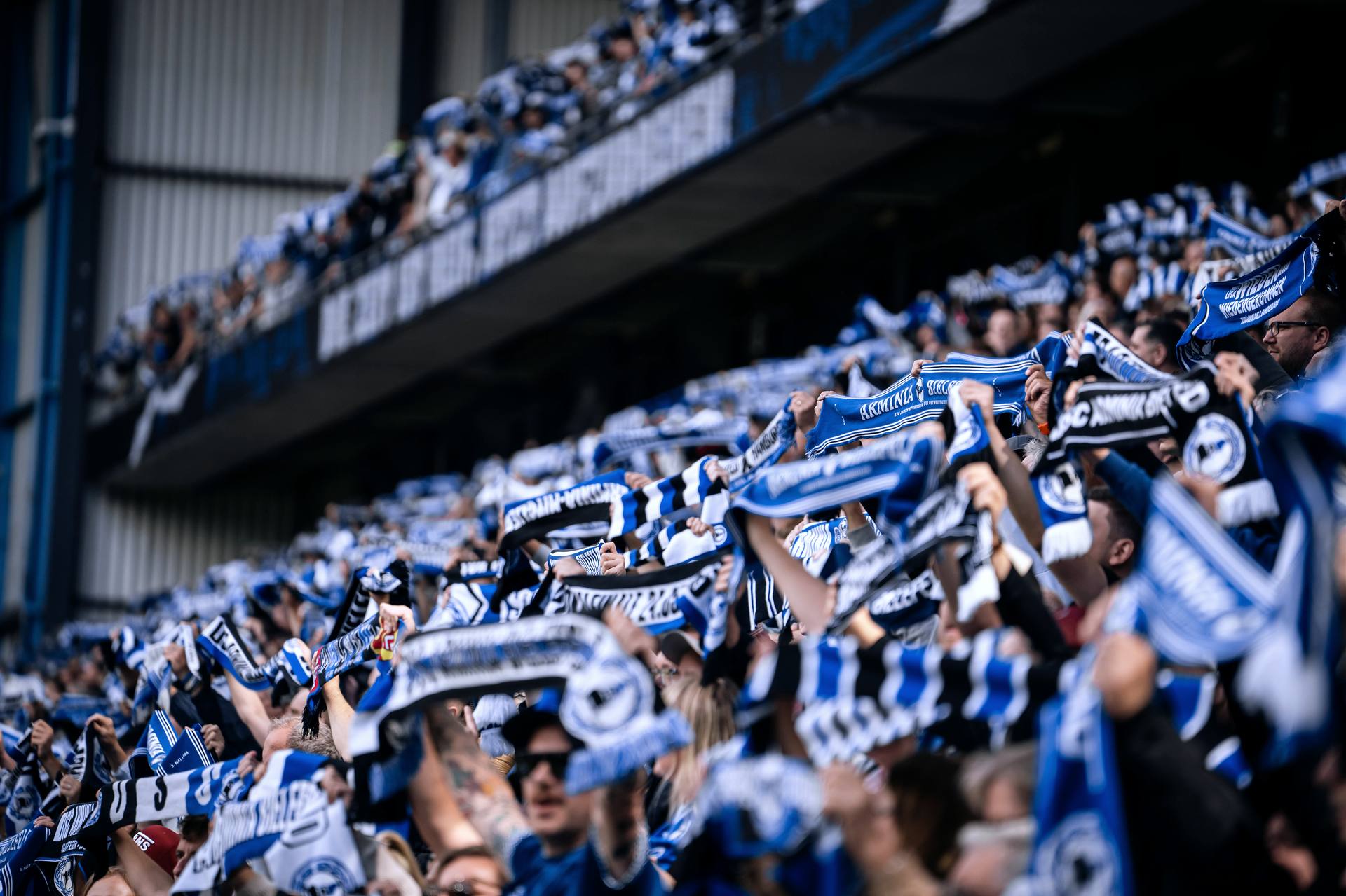 Arminia-Fans mit Schals im Stadion