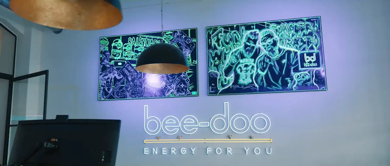 bee-doo Neon-Logo im Büro — Szene aus dem Imagefilm