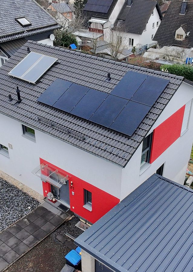 Rotes Einfamilienhaus mit bee-doo PV-Anlage