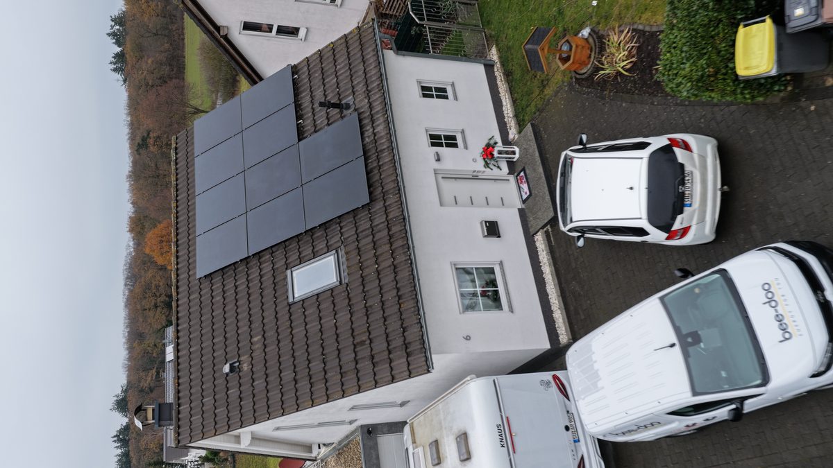 Flachdach-Installation mit bee-doo Fahrzeug