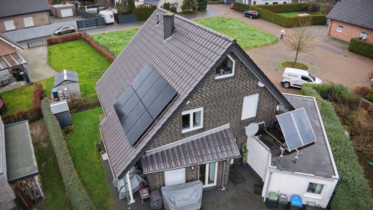 Backsteinhaus mit bee-doo PV-Anlage und Firmenfahrzeug