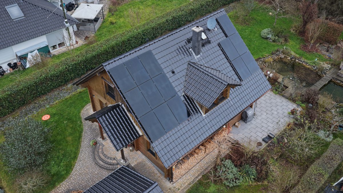 Holzhaus mit bee-doo Photovoltaikanlage
