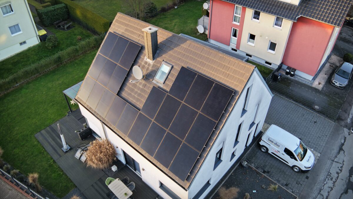 Großdach-Installation mit bee-doo Firmenfahrzeug