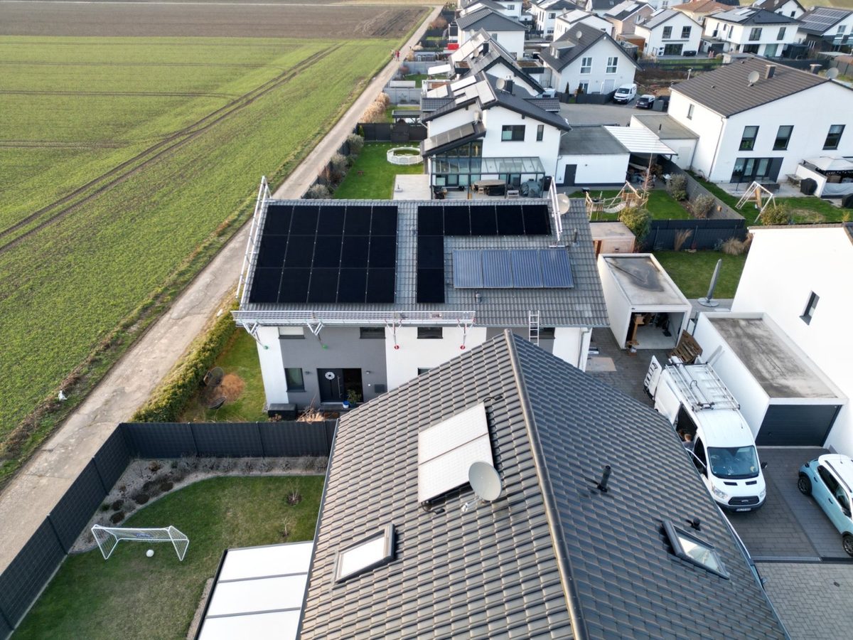 Drohnenaufnahme Neubaugebiet mit PV-Anlagen