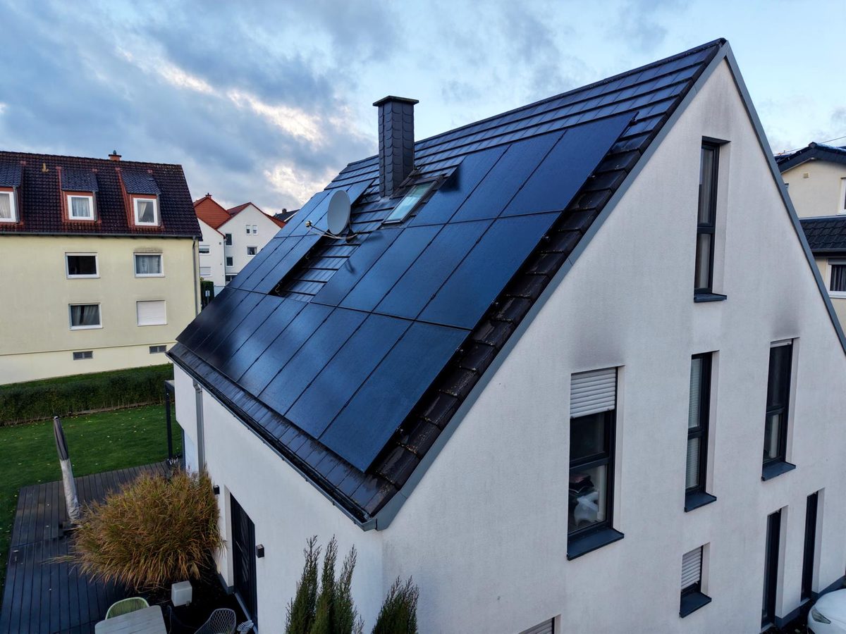 Weißes Einfamilienhaus im Abendlicht