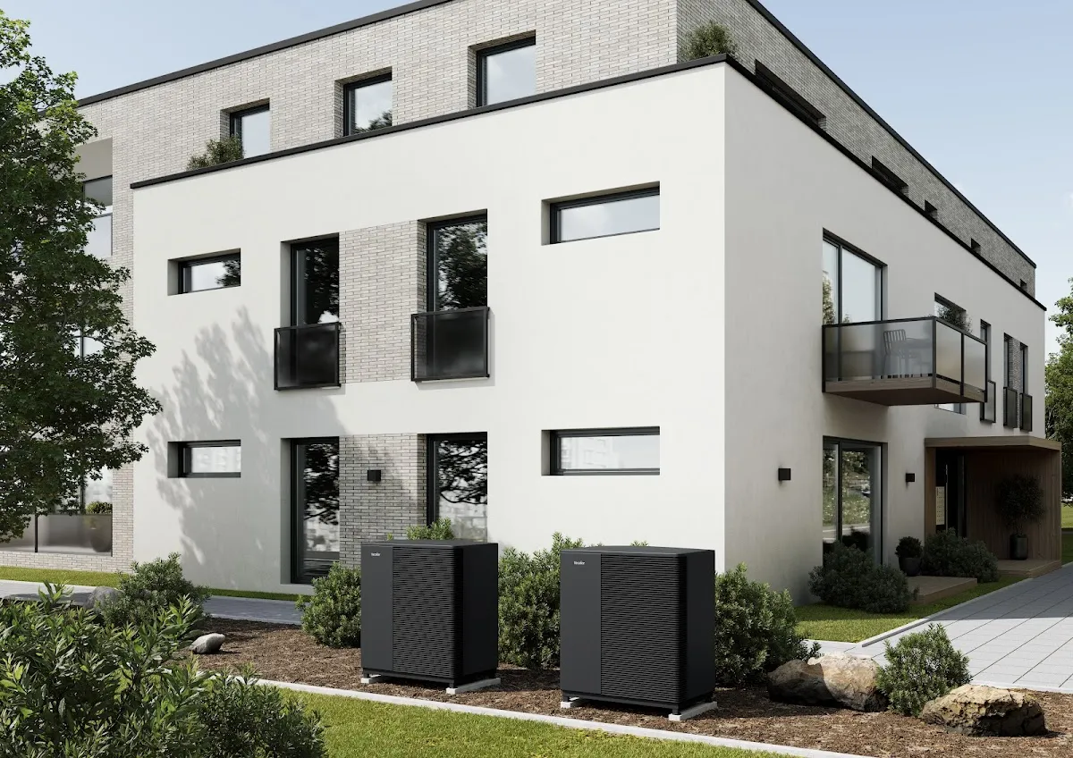 Wärmepumpe und PV: Haus mit Solar und tecalor Wärmepumpe in Anthrazit